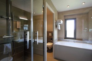 Une salle-de-bains de chambre à l'Hôtel 4 étoiles La Montagne de Brancion entre Tournus et Cluny