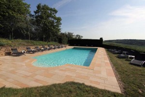 Piscine - La Montagne de Brancion entre Tournus et Cluny ©D.Guilloux.