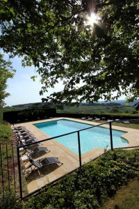 Piscine extérieure - La Montagne de Brancion entre Tournus et Cluny ©D.Guilloux.