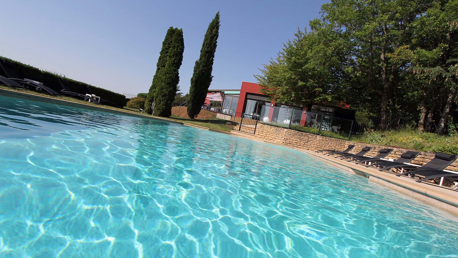 Piscine de l'hôtel restaurant La montagne de Brancion entre Tournus et Cluny