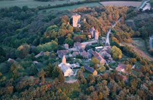 Vue aérienne du site médiéval de Brancion entre Tournus et Cluny