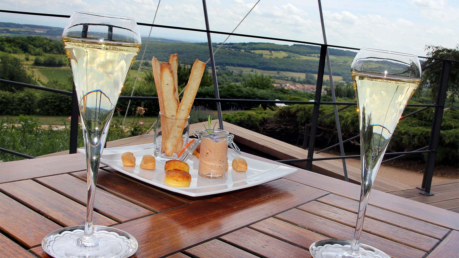 apéritif face à la vue à la Montagne de Brancion