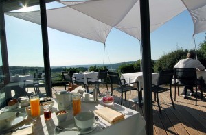 Hôtel 4 étoiles - terrasse - petit déjeuner - La Montagne de Brancion entre Tournus et Cluny