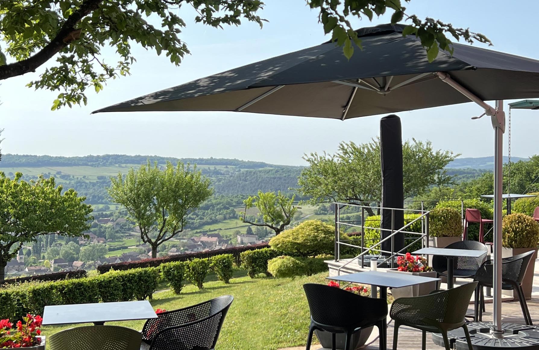 Restaurant - Terrasse - la Montagne de Brancion entre Tournus et Cluny